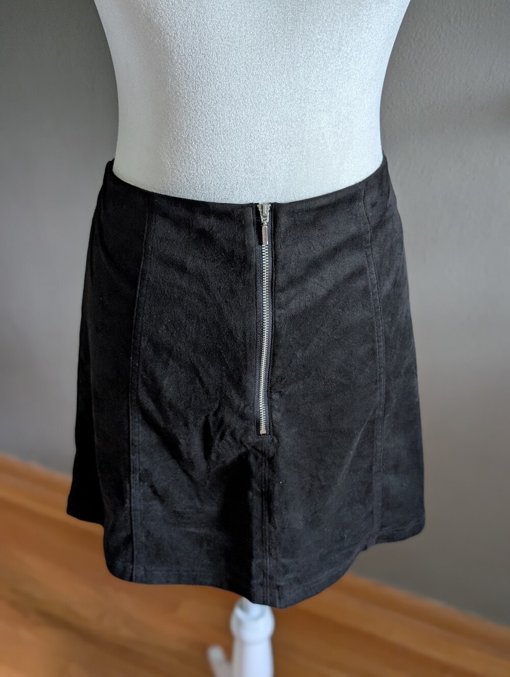 Francesca's Mi Ami Black Faux Suede 90s Mini Skirt Size Medium - Picture 3 of 5